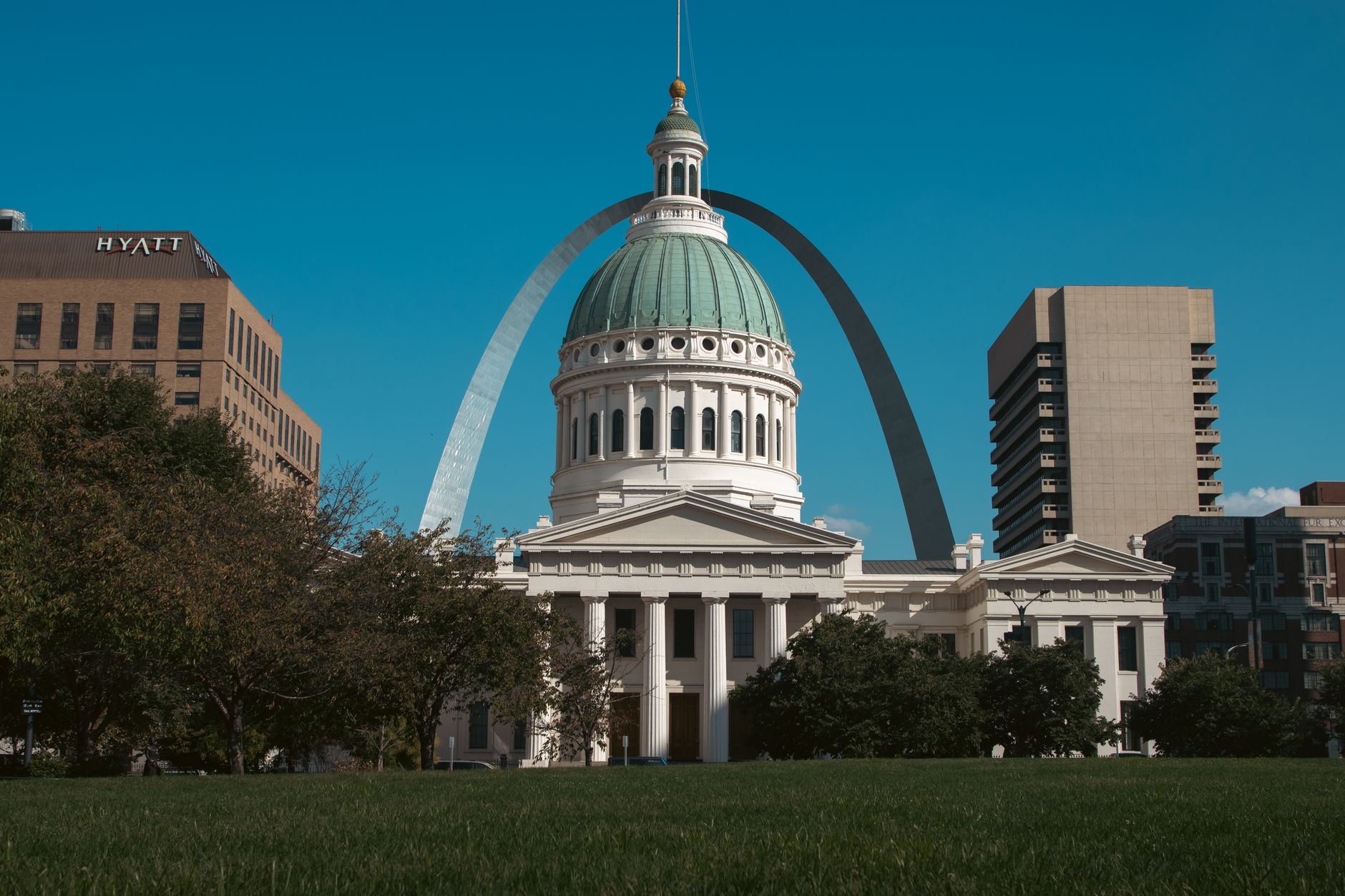 The old courthouse in St. Louis with the iconic Gateway Arch in the backdrop.